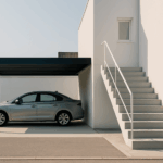 une image minimaliste d'un carport et d'un escalier modernes dans un environnement urbain en Hauts-de-France