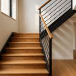 vue intérieure d'une maison moderne avec escalier rénové dans un style contemporain, mettant en valeur des matériaux comme le métal et le bois, éclairée par un éclairage naturel.