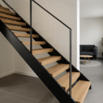 Un escalier sur-mesure moderne, adapté à une maison à Arras, illustrant un savoir-faire artisanal et une intégration harmonieuse dans un intérieur contemporain.