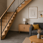 un escalier harmonisé avec un intérieur moderne, en mettant l'accent sur les matériaux et les couleurs qui reflètent le Nord de la France