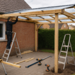 Une image montrant l'installation d'un carport adossé avec des outils et matériaux, dans un cadre en Hauts-de-France.