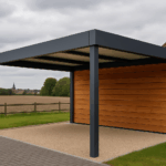 Une image d'un carport moderne mixant aluminium, acier, et bois, avec un fond typique des Hauts-de-France.