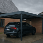 Un carport sur-mesure moderne dans une maison du Nord-Pas-de-Calais. Pluie ou vent, modernité et praticité.