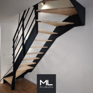 Escalier Rothko double quart tournant en métal et bois, vue de face dans une maison contemporaine