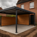 Un carport moderne sur-mesure installé devant une maison à Lille sous un ciel nuageux, mélangeant métal et bois.