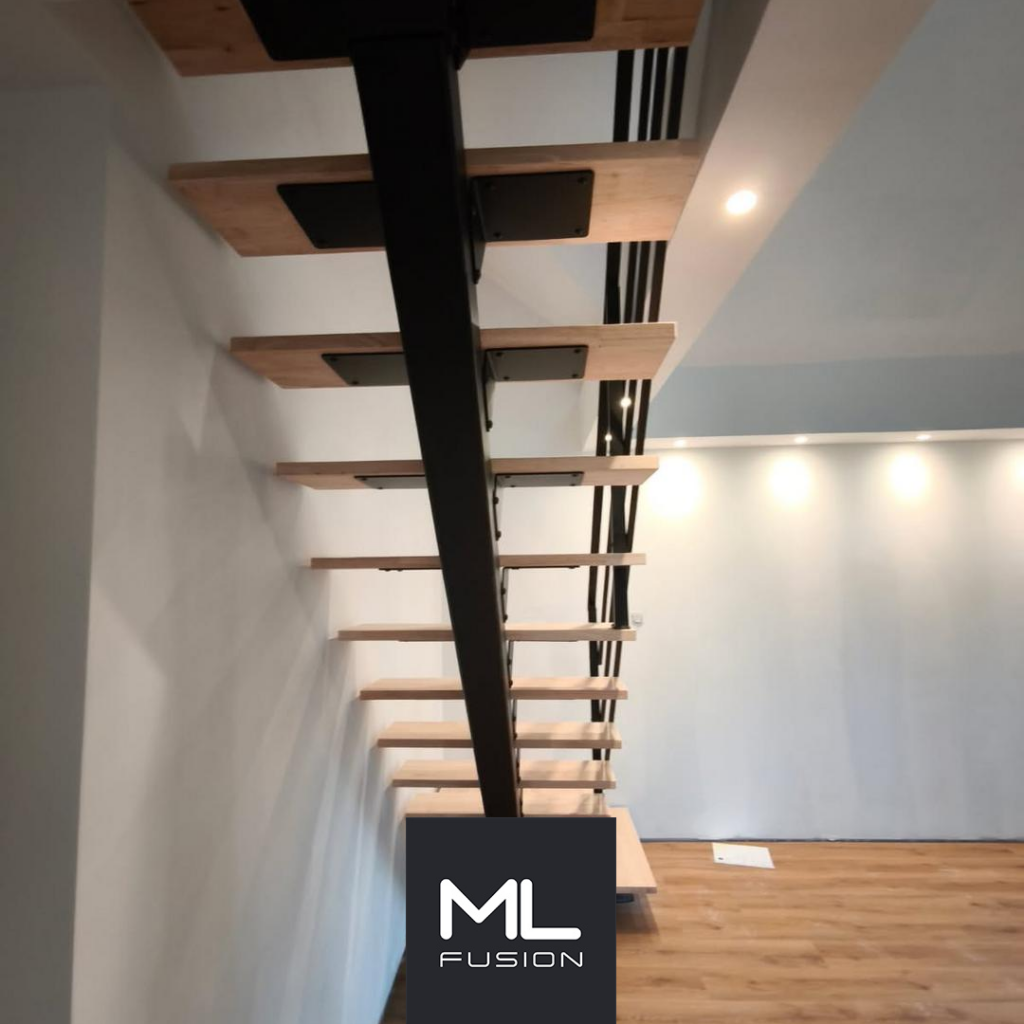 Escalier en acier et bois avec plate-forme, conçu et fabriqué sur mesure à Armentière.