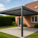 créez une image montrant un carport en aluminium moderne installé dans un jardin à Calais, avec une maison en arrière-plan. L'image doit refléter une atmosphère contemporaine et élégante.