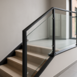 conception de garde-corps moderne pour escalier, incluant métal et verre, dans une maison contemporaine en Hauts-de-France.