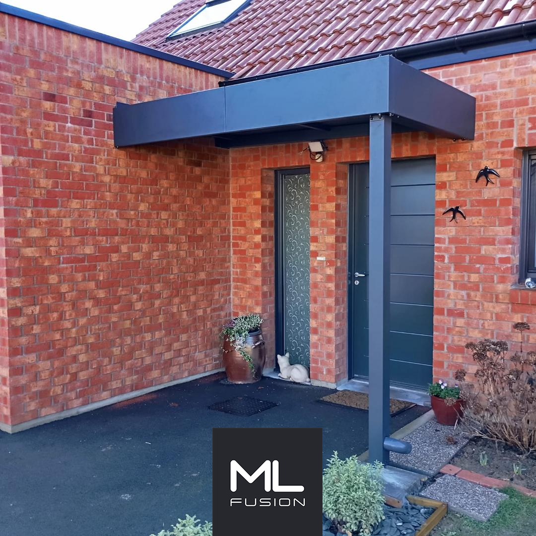 Auvent d’entrée en acier thermolaqué à La Couture