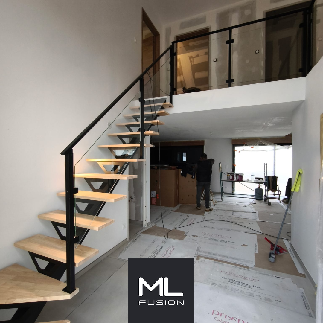 Escalier Miro avec garde-corps en verre et mezzanine à Lille