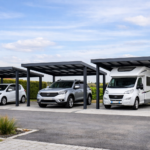un carport moderne adapté aux différentes tailles de véhicule, avec des matériaux résistant aux intempéries, installé en Hauts-de-France