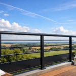 une image d'un garde-corps en acier thermolaqué magnifiquement entretenu, avec un fond de ciel des Hauts-de-France