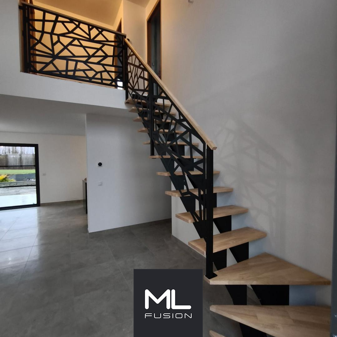 Escalier Stael quart tournant avec garde-corps en découpe laser