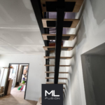 Escalier Stael quart tournant en métal noir avec marches bois