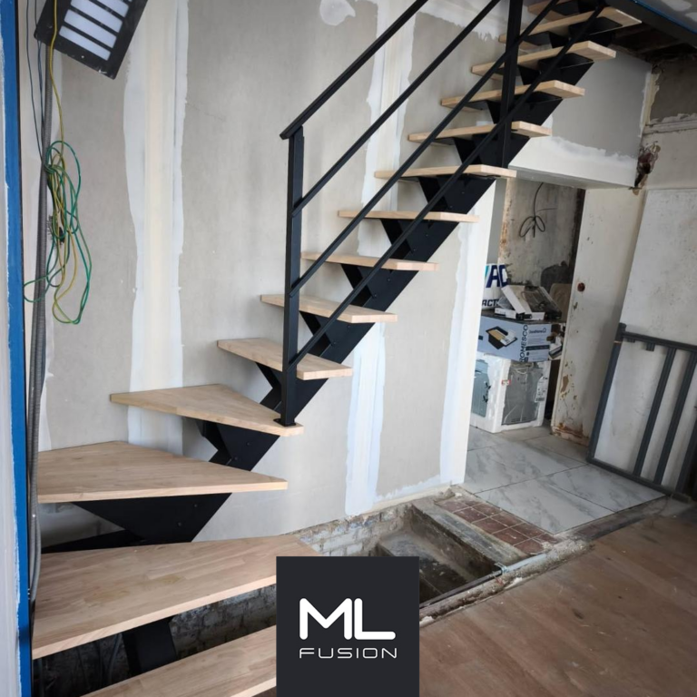 Escalier Stael quart tournant en métal noir avec marches bois