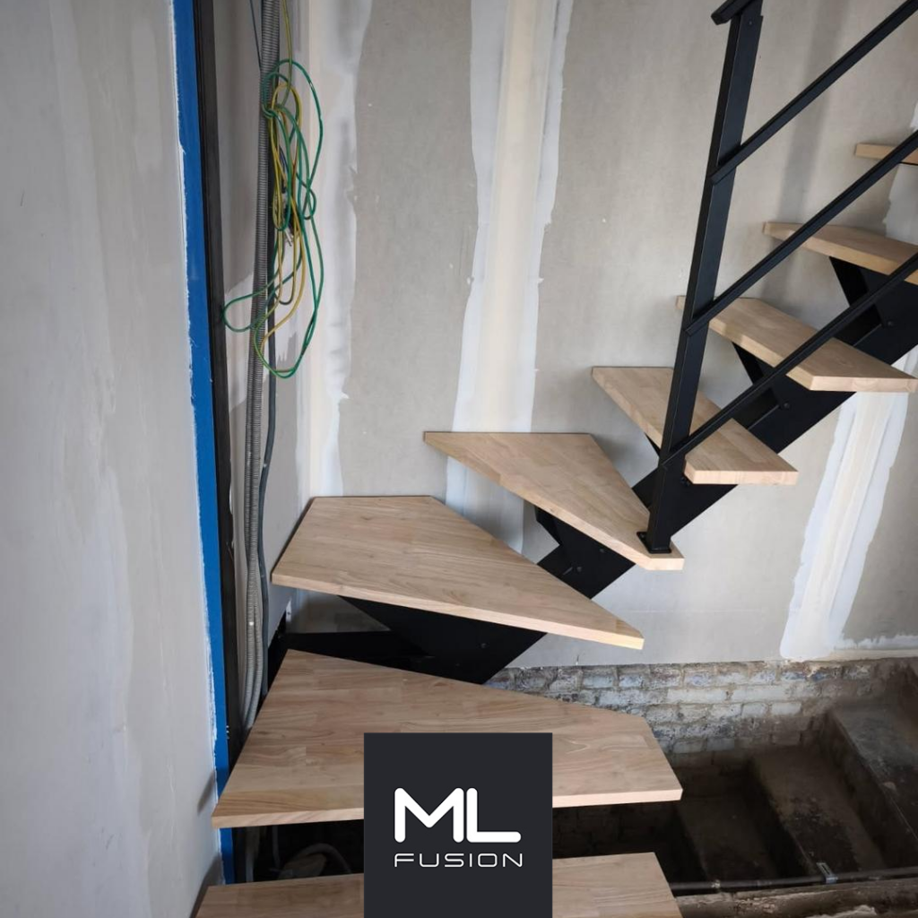 Escalier Stael quart tournant en métal noir avec marches bois