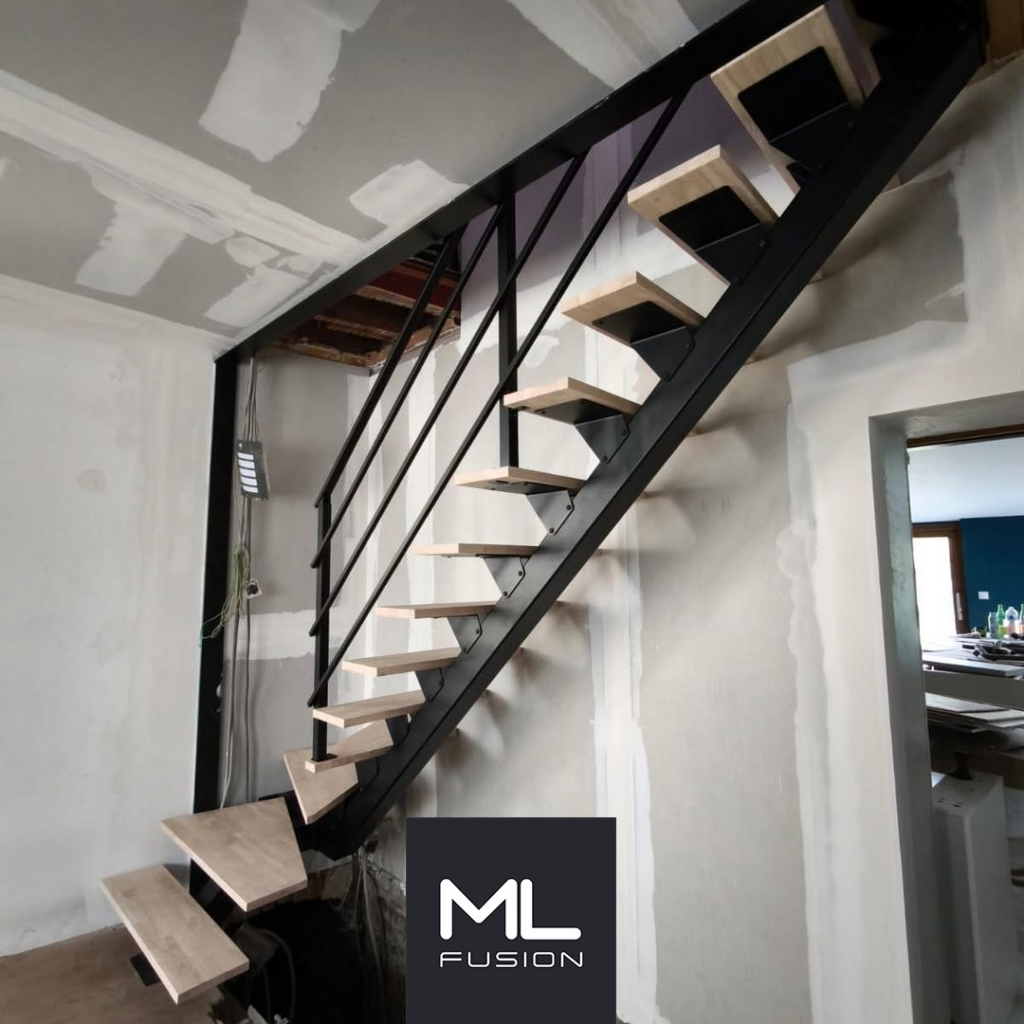 Escalier Stael quart tournant en métal noir avec marches bois