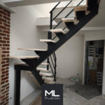 Escalier Stael quart tournant avec palier et marches bois sur structure métal noir