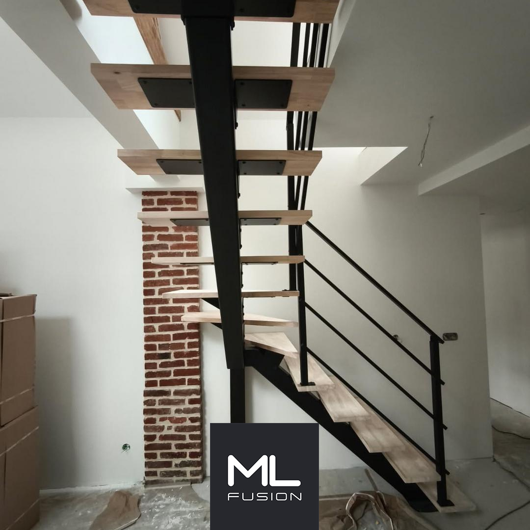 Escalier Stael quart tournant avec palier et marches bois sur structure métal noir