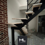 Escalier Stael quart tournant avec palier et marches bois sur structure métal noir