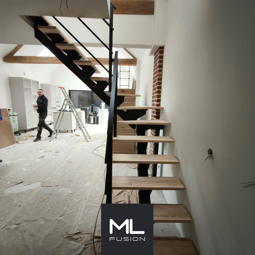 Escalier Stael quart tournant avec palier et marches bois sur structure métal noir