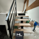 Escalier Stael quart tournant avec palier et marches bois sur structure métal noir