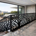 garde-corps moderne découpé au laser dans un cadre architectural contemporain