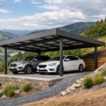 un carport moderne installé sur un terrain en pente dans une région vallonnée