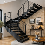 Un escalier quart tournant en métal dans un intérieur moderne, région Hauts-de-France.