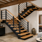 Un escalier moderne quart tournant dans une maison traditionnelle en Hauts-de-France avec des meubles contemporains.