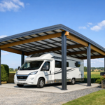 un carport pour camping-car moderne et spacieux sous un ciel dégagé, adapté aux Hauts-de-France.