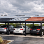 Un carport moderne en Hauts-de-France avec différentes options de toitures comme le bac acier, le polycarbonate et les tuiles, sous un ciel nuageux typique de la région.