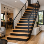 Un escalier droit moderne, montré dans une maison de style contemporain, en Hauts-de-France, avec des matériaux comme le bois ou le métal.