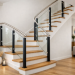 Garde-corps élégant sur un escalier quart tournant en intérieur moderne, lumineux