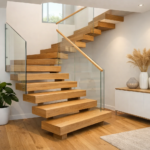 Image d'un escalier quart tournant sans contremarches, design moderne et lumineux, intérieur de maison.