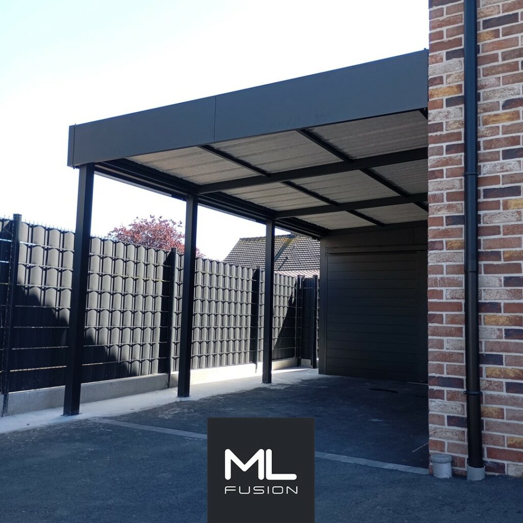 Carport adossé en métal anthracite avec local de rangement fermé