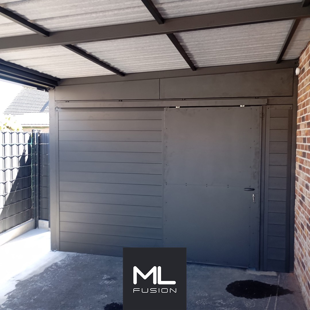 Carport adossé en métal anthracite avec local de rangement fermé