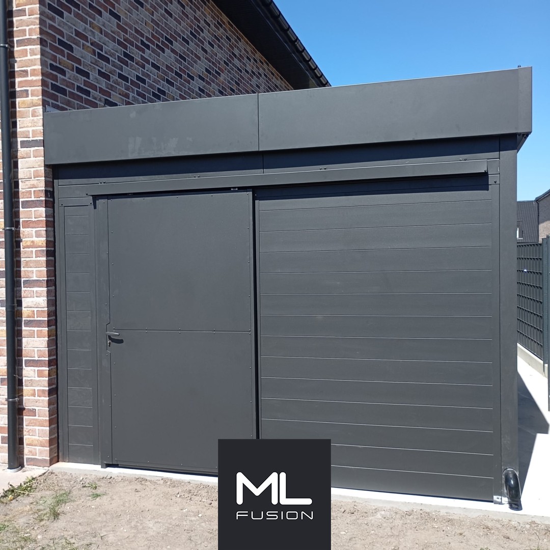 Carport adossé en métal anthracite avec local de rangement fermé