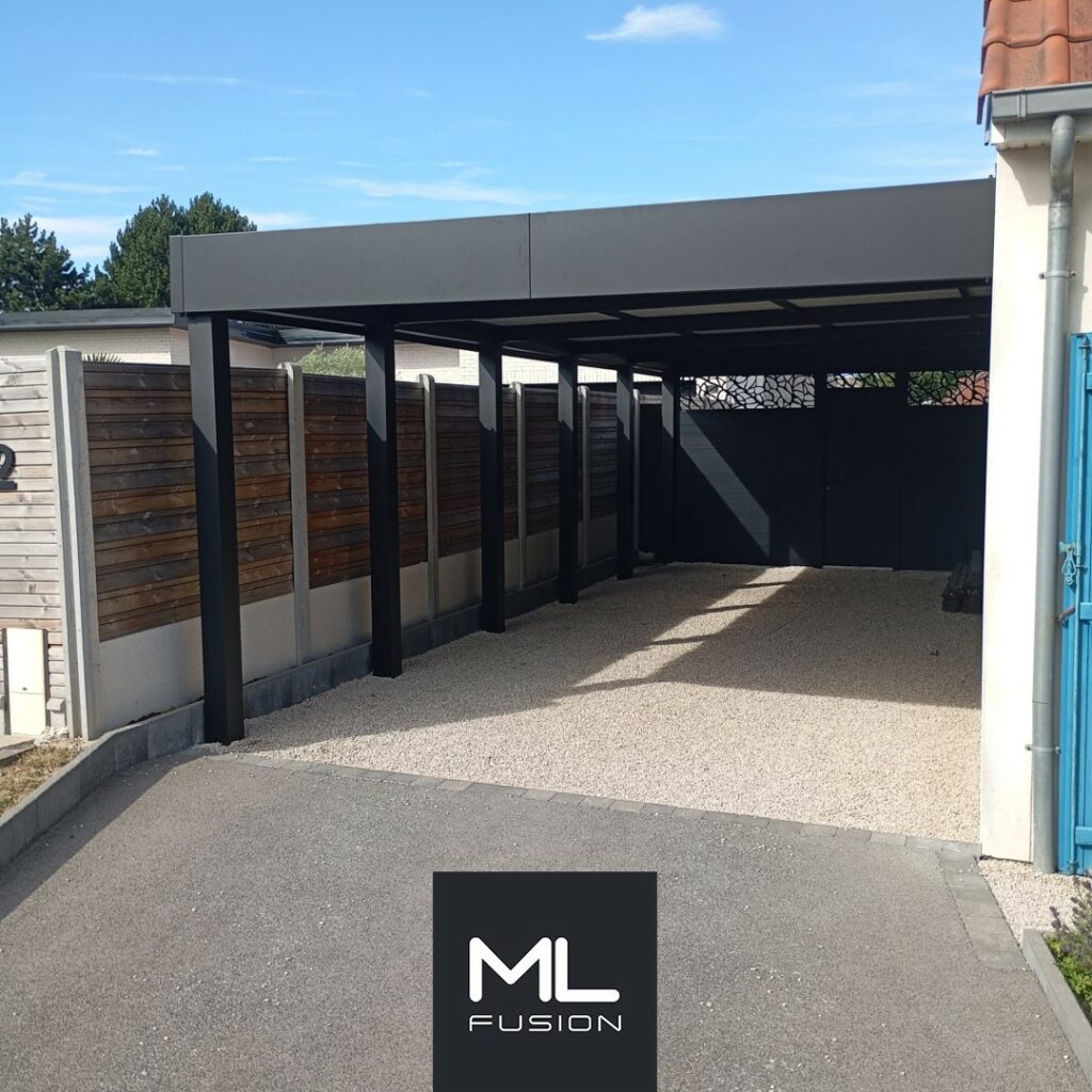Carport métal anthracite avec fond fermé et panneaux découpe laser