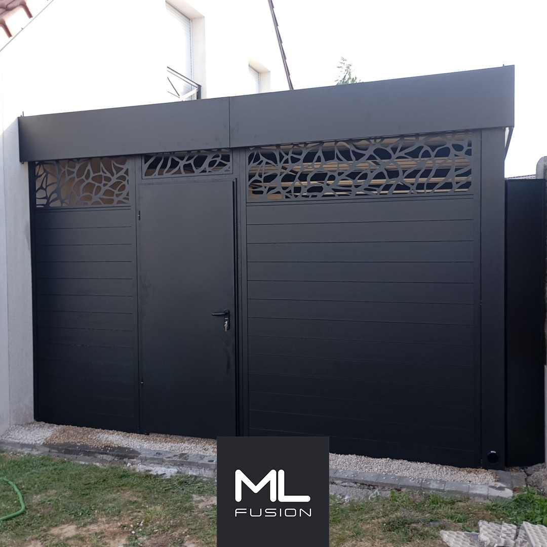 Carport métal anthracite avec fond fermé et panneaux découpe laser