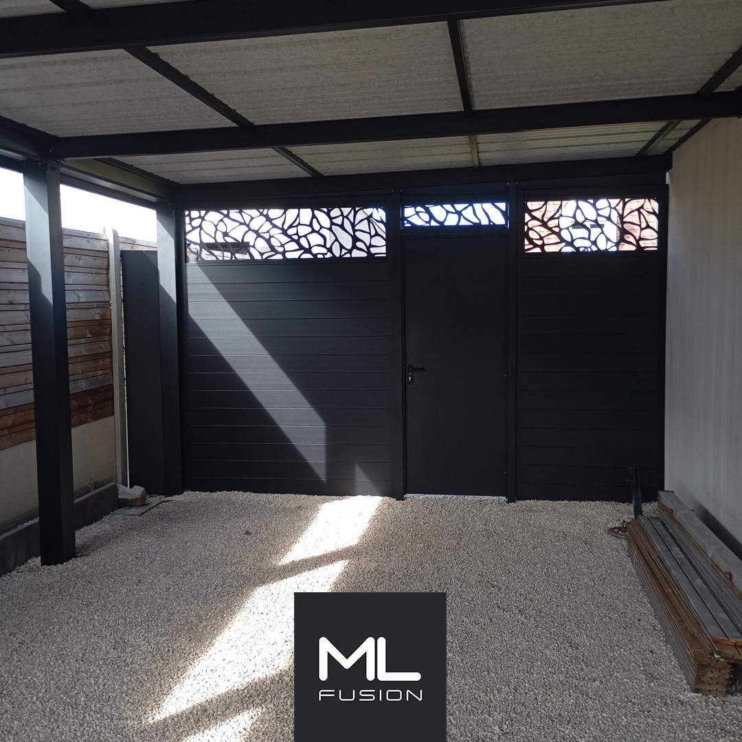 Carport métal anthracite avec fond fermé et panneaux découpe laser