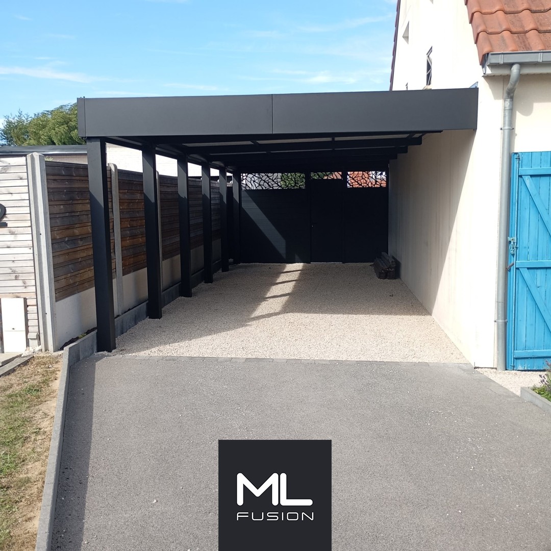 Carport métal anthracite avec fond fermé et panneaux découpe laser