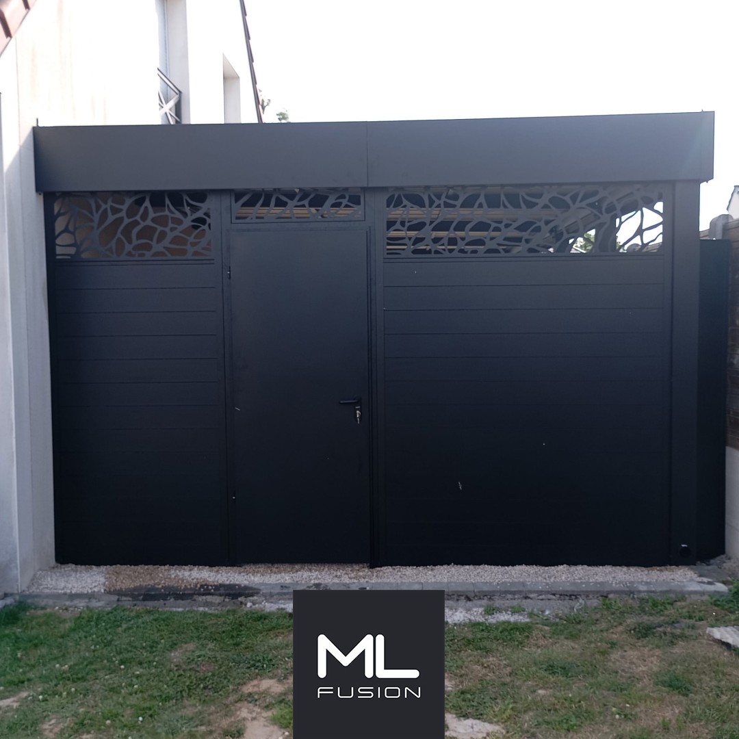 Carport métal anthracite avec fond fermé et panneaux découpe laser