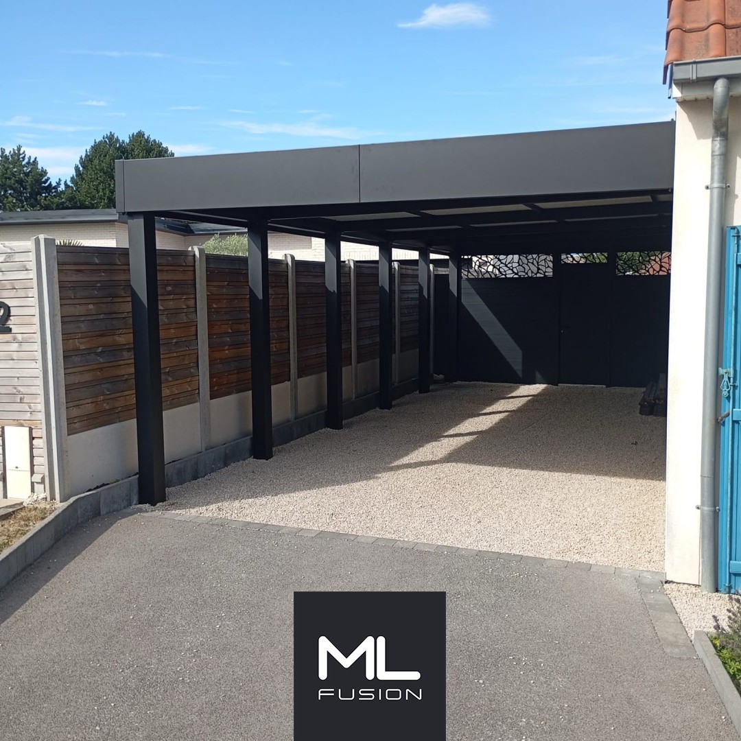Carport métal anthracite avec fond fermé et panneaux découpe laser