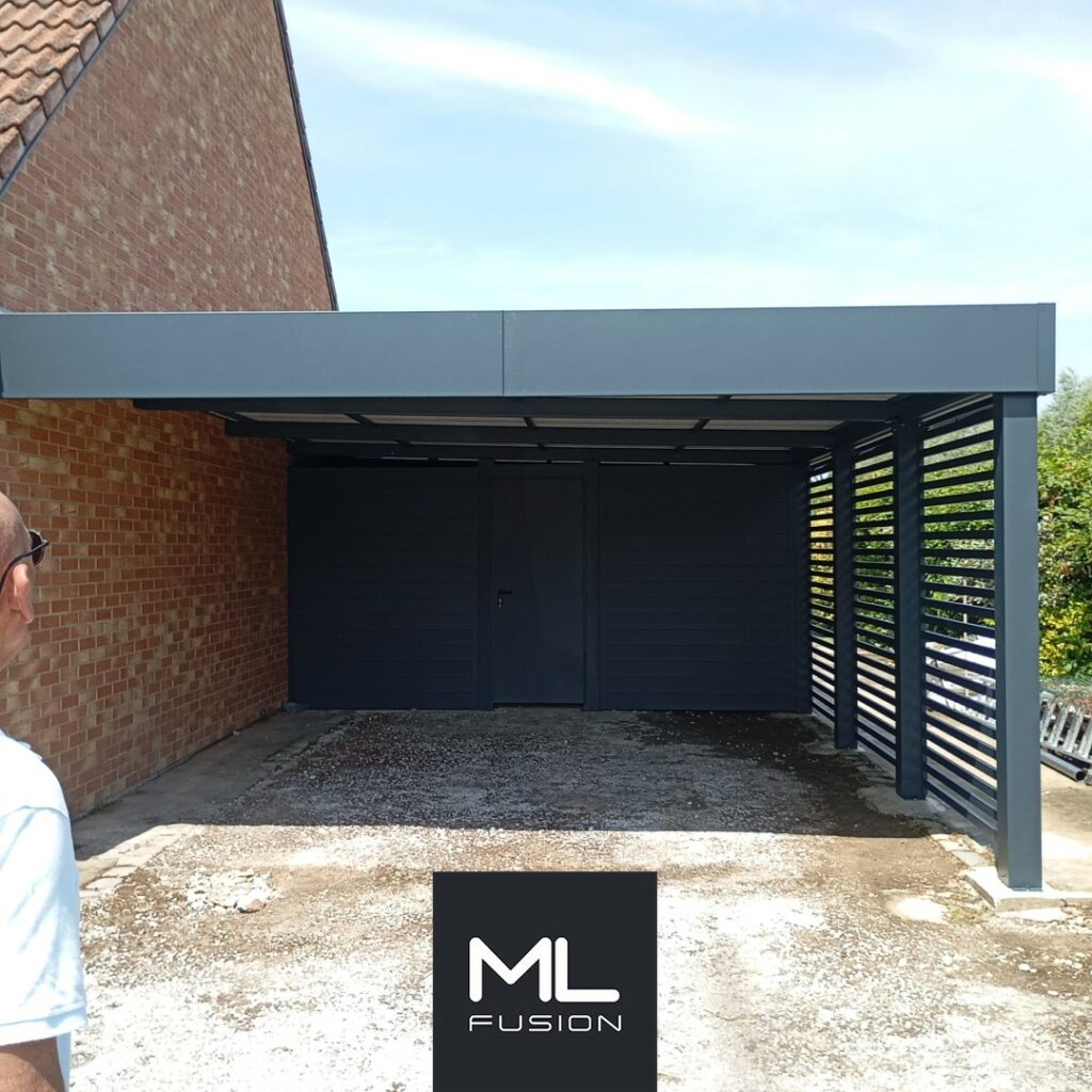 Carport métal anthracite avec local fermé et claire-voie