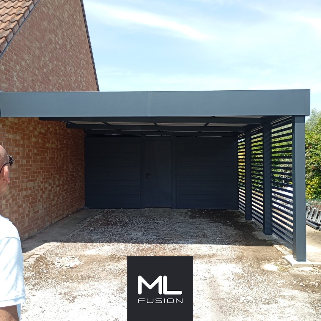 Carport métal anthracite avec local fermé et claire-voie