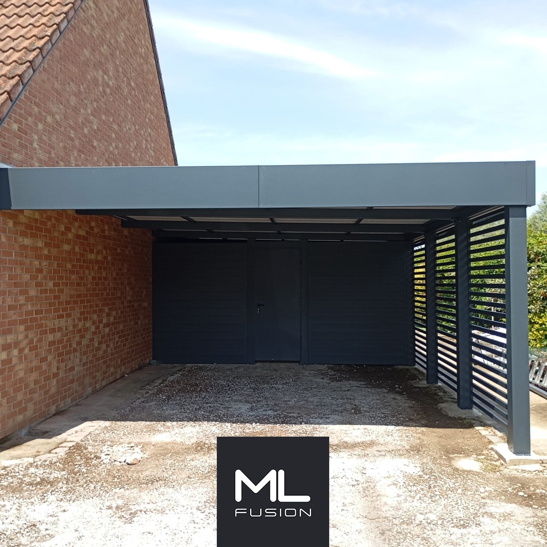 Carport métal anthracite avec local fermé et claire-voie
