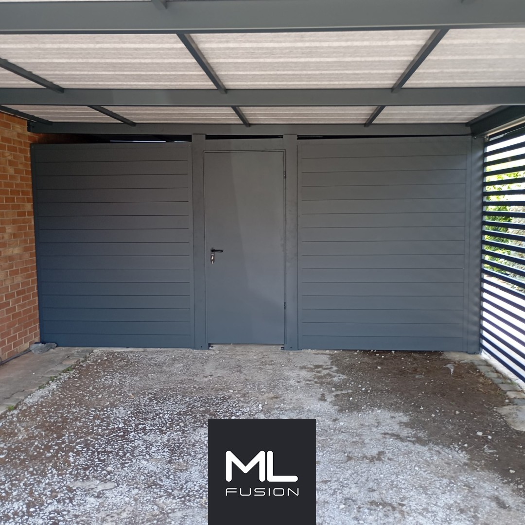 Carport métal anthracite avec local fermé et claire-voie
