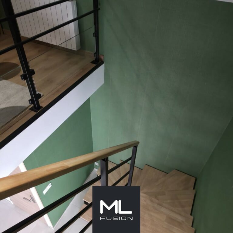 Escalier double quart tournant en métal noir et marches bois