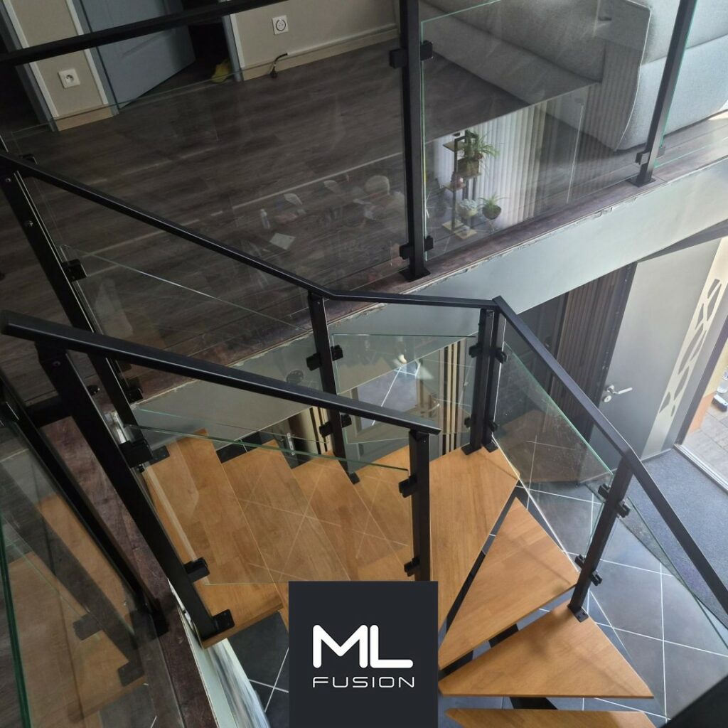 Escalier intérieur métal noir, marches bois et garde-corps verre